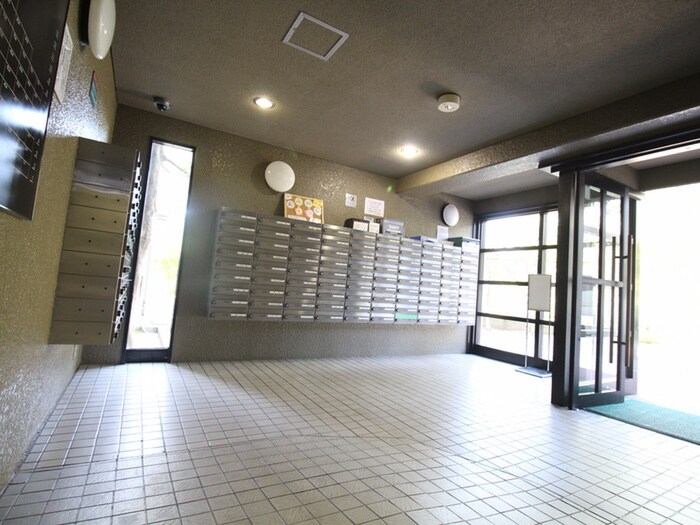 物件外観写真2　(エントランス部分)