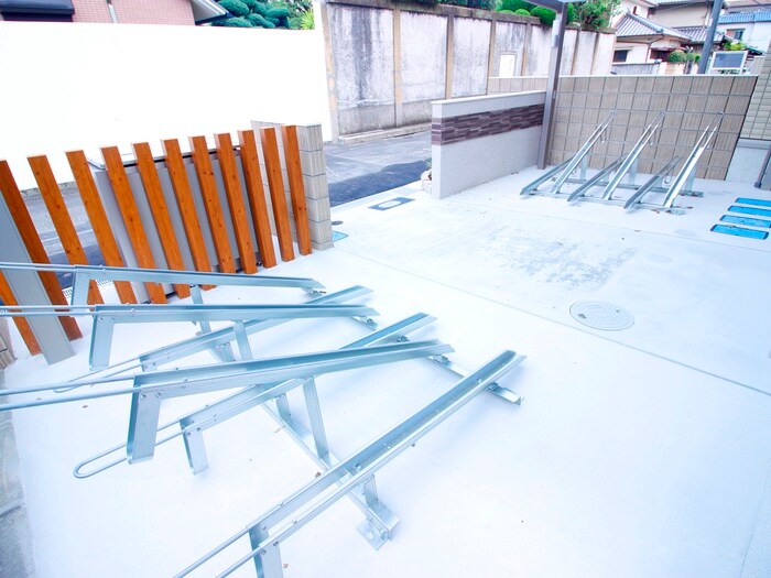 物件外観写真4　(駐輪場)