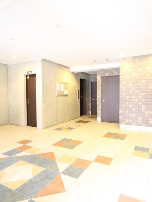 物件外観写真2　(エントランス部分)