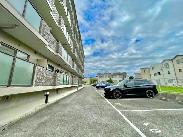 物件外観写真5　(駐車場)