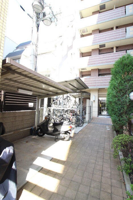 物件外観写真5　(バイク置き場)