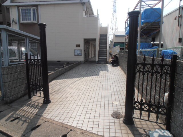 物件外観写真3　(エントランス部分)