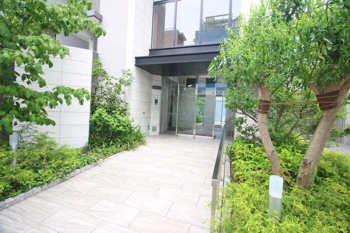 物件外観写真2　(エントランス部分)