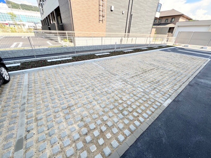 物件外観写真6　(駐車場)