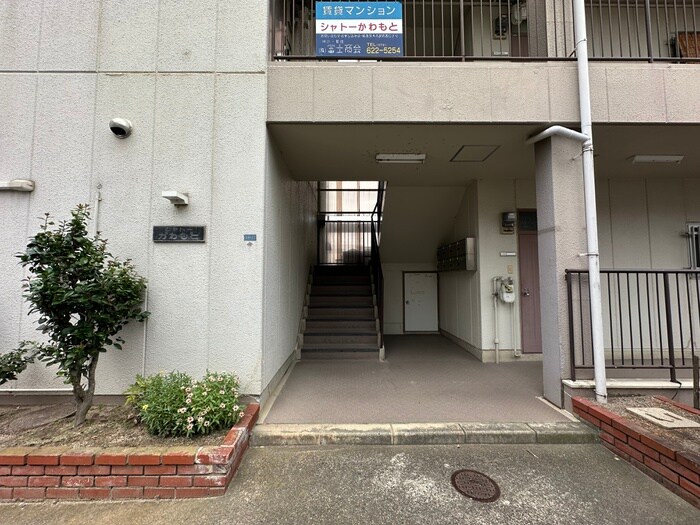 物件外観写真3　(エントランス部分)