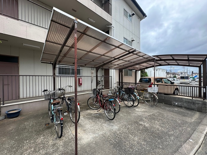 物件外観写真4　(駐輪場)