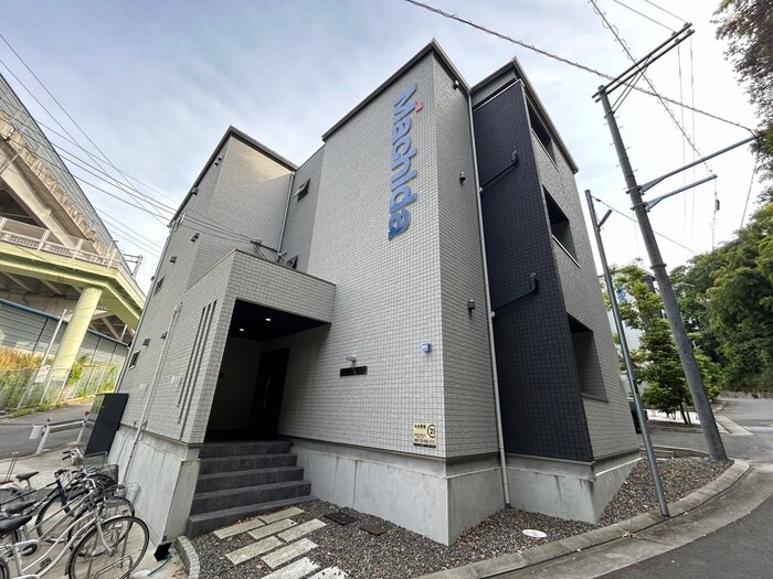 物件外観写真1　(エントランス部分)