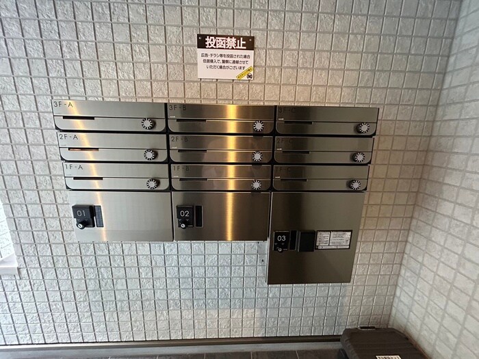 物件外観写真4　(エントランス部分)