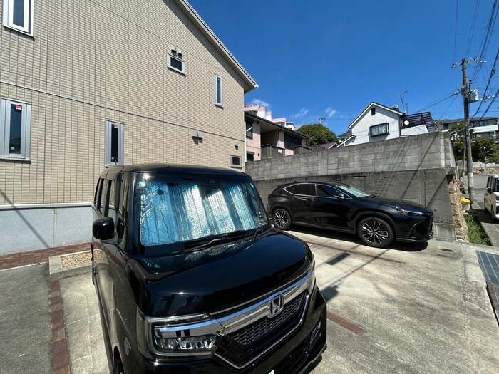 物件外観写真3　(駐車場)
