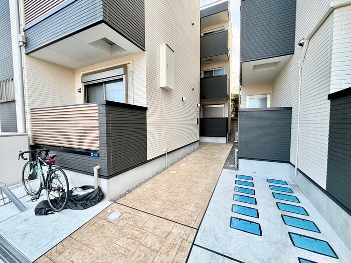 物件外観写真2　(エントランス部分)