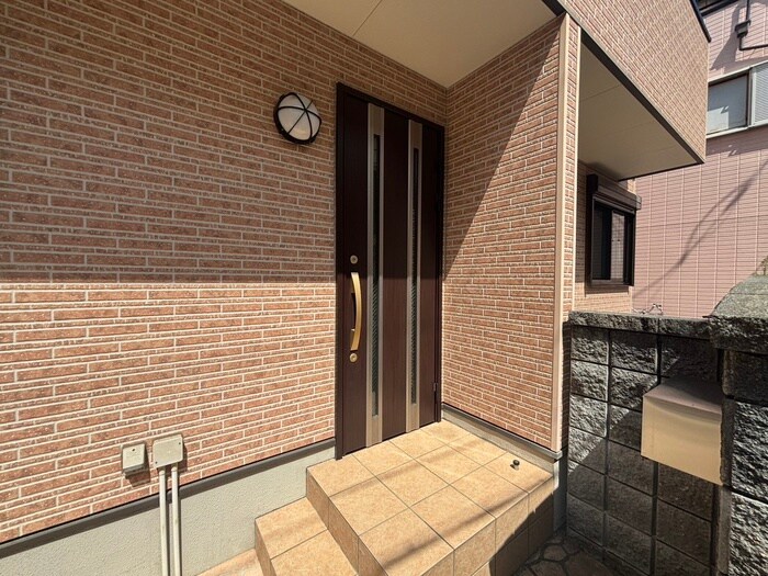 物件外観写真3　(エントランス部分)