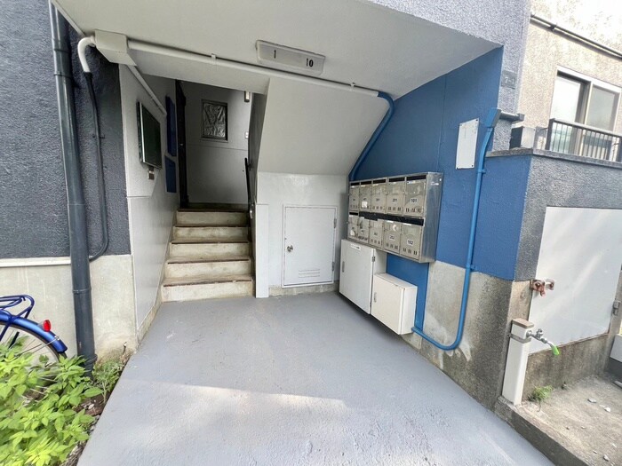 物件外観写真3　(エントランス部分)