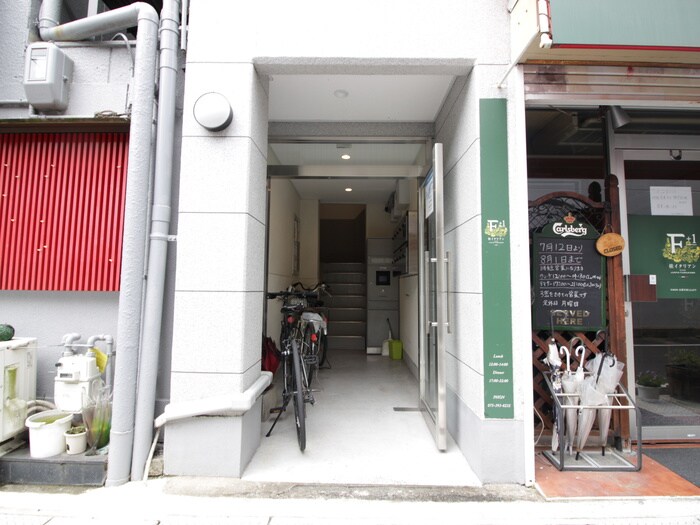 物件外観写真2　(エントランス部分)