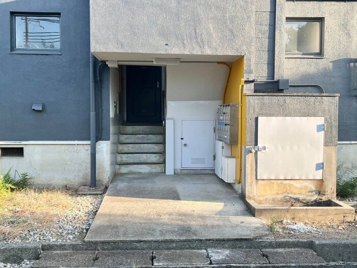 物件外観写真3　(エントランス部分)