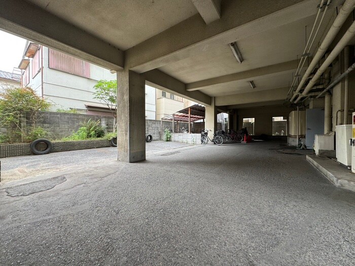 物件外観写真5　(駐車場)