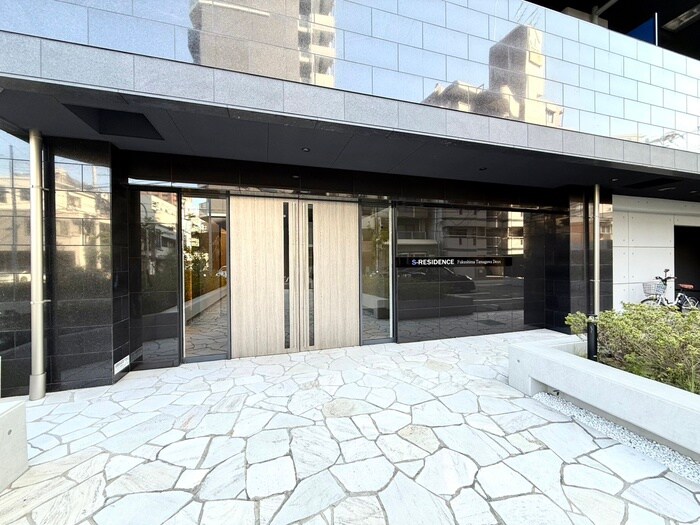 物件外観写真2　(エントランス部分)