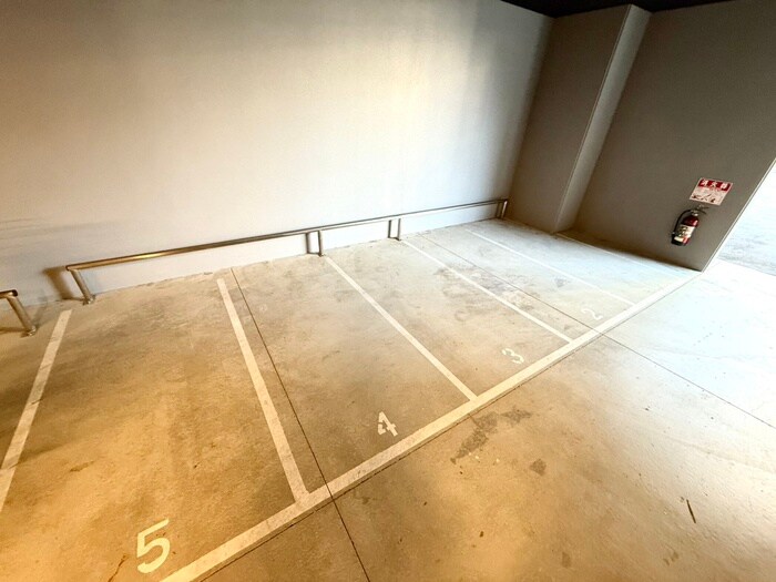 物件外観写真4　(バイク置き場)