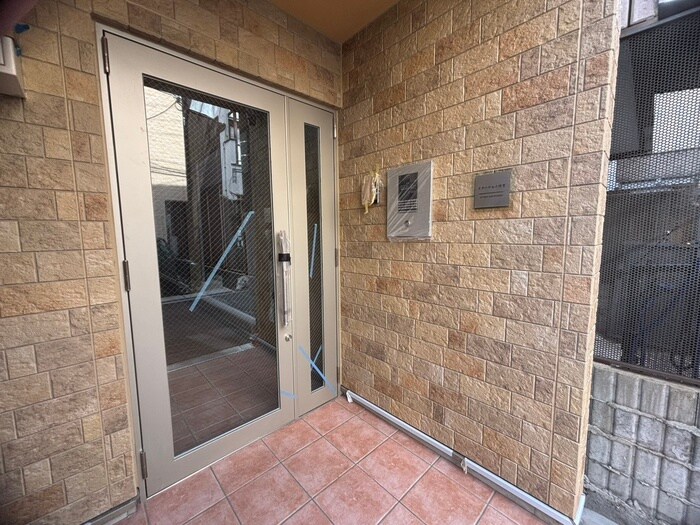 物件外観写真3　(エントランス部分)