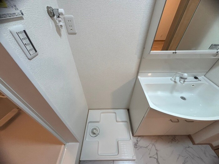 物件内観写真10　(洗濯機置場)