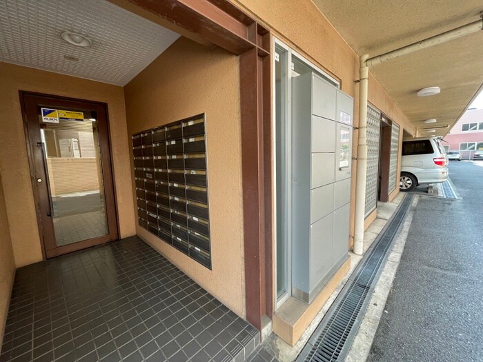 物件外観写真3　(エントランス部分)
