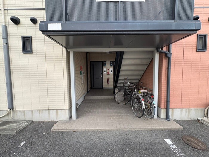 物件外観写真2　(エントランス部分)