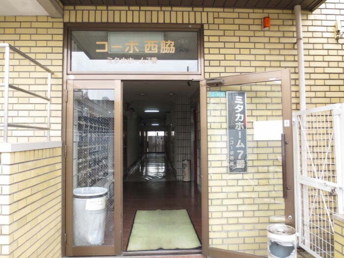 物件外観写真2　(エントランス部分)