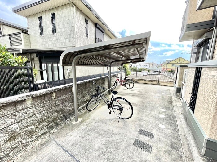 物件外観写真2　(駐輪場)
