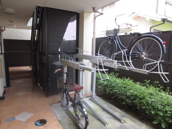 物件外観写真4　(駐輪場)