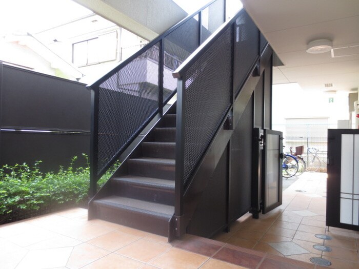 物件外観写真5　(エントランス部分)