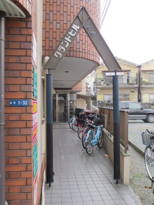 グランドヒル水橋のエントランス部分