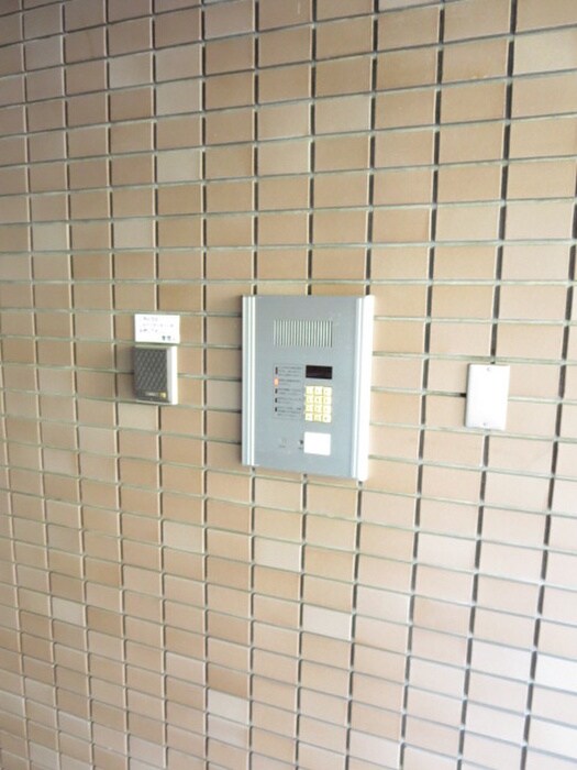 物件外観写真6　(エントランス部分)