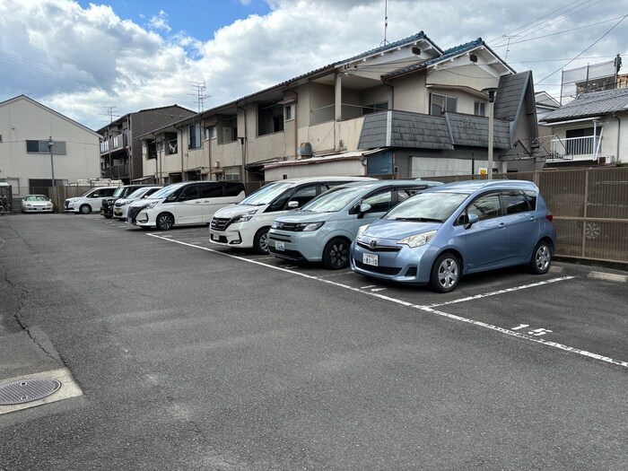 物件外観写真5　(駐車場)