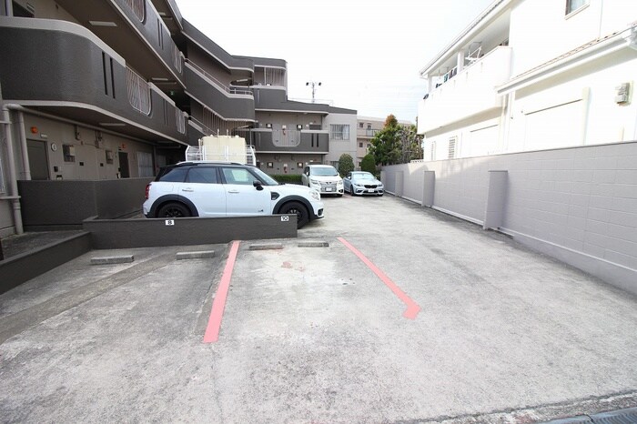 物件外観写真5　(駐車場)