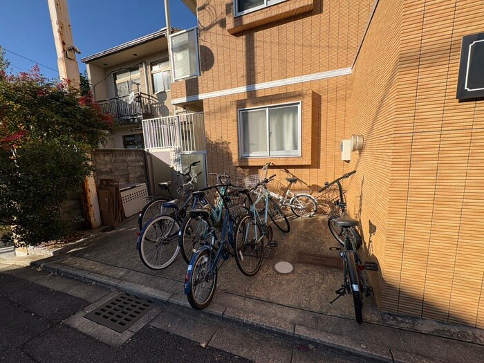物件外観写真4　(駐輪場)