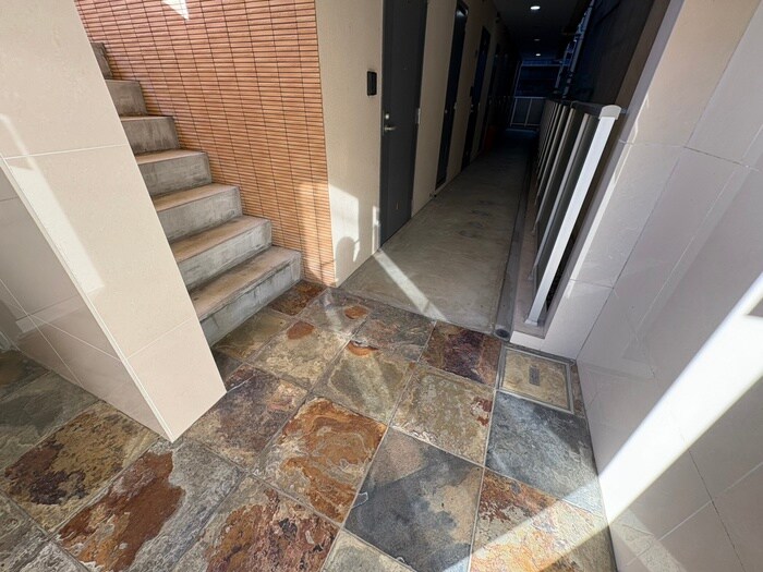 物件外観写真6　(エントランス部分)