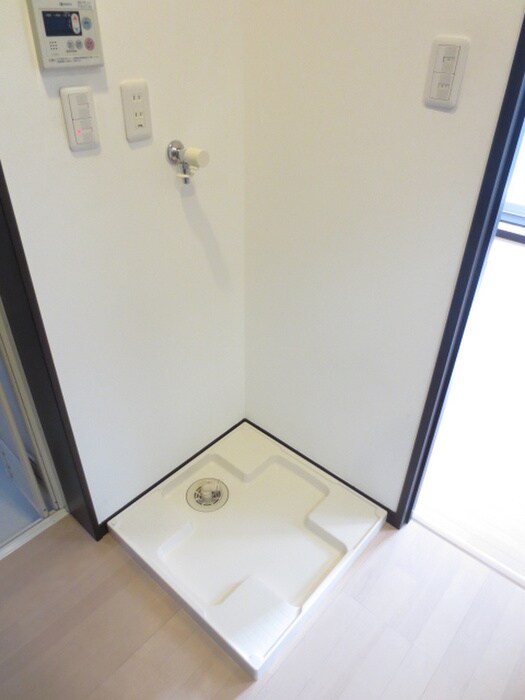 物件内観写真8　(洗濯機置場)