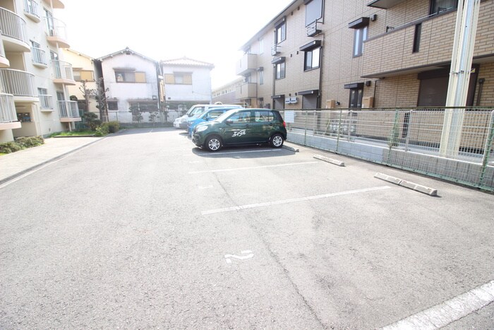 物件外観写真5　(駐車場)