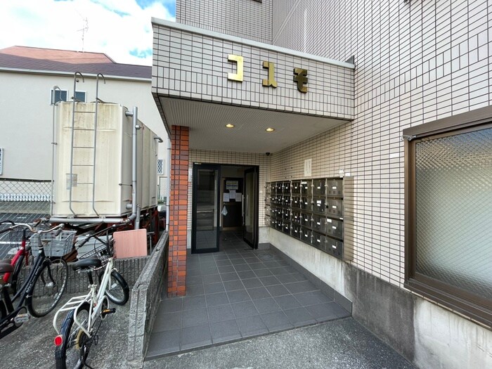 物件外観写真2　(エントランス部分)