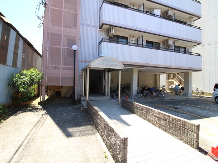 物件外観写真3　(エントランス部分)