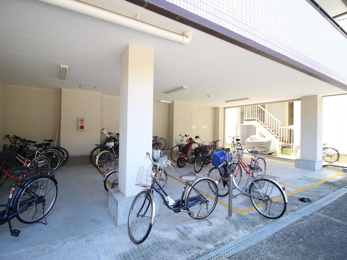 物件外観写真4　(駐輪場)