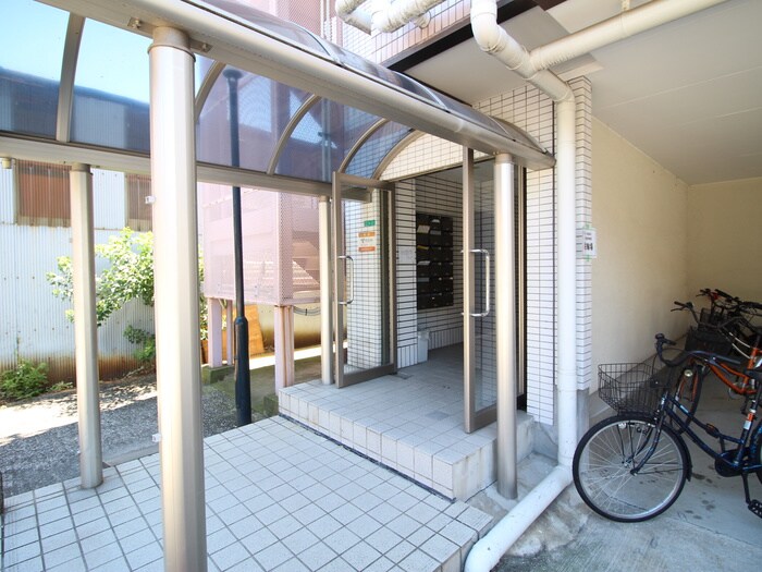 物件外観写真6　(エントランス部分)