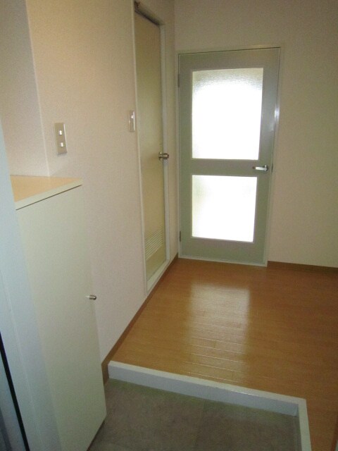 物件内観写真13　(玄関)