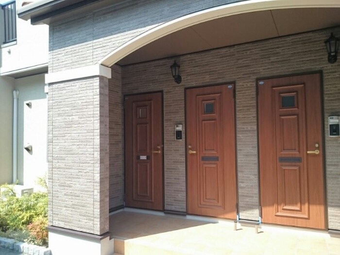 物件外観写真2　(エントランス部分)