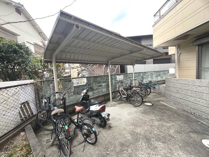 物件外観写真4　(駐輪場)