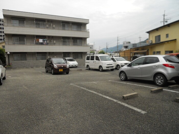物件外観写真5　(駐車場)