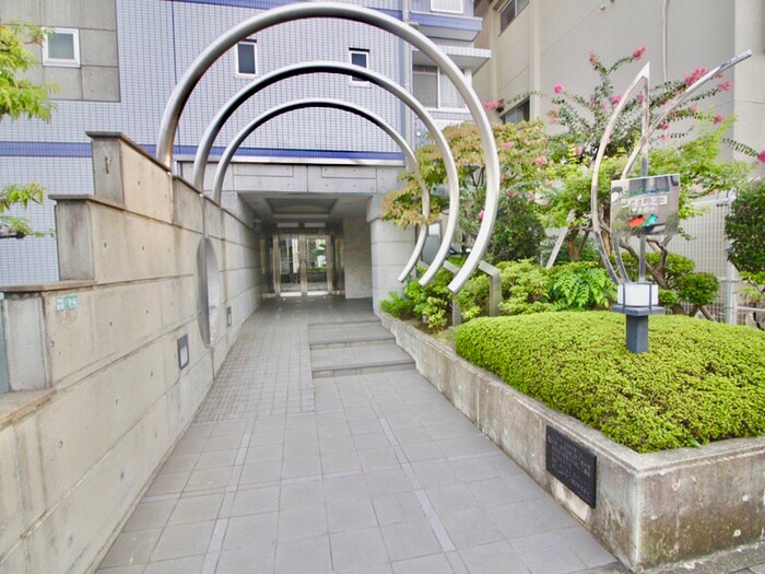 物件外観写真3　(エントランス部分)