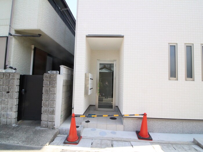 物件外観写真2　(エントランス部分)