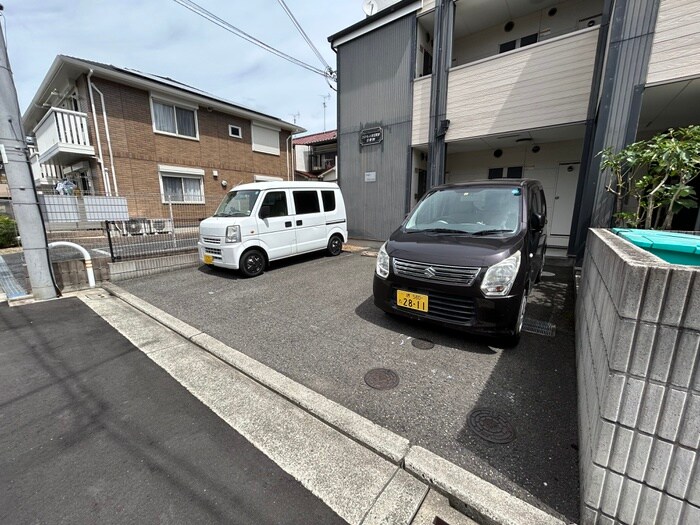 物件外観写真3　(駐車場)