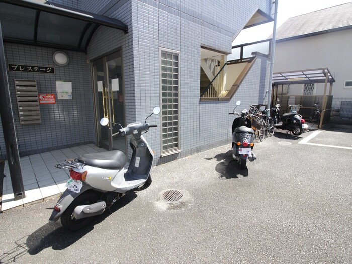 物件外観写真3　(バイク置き場)