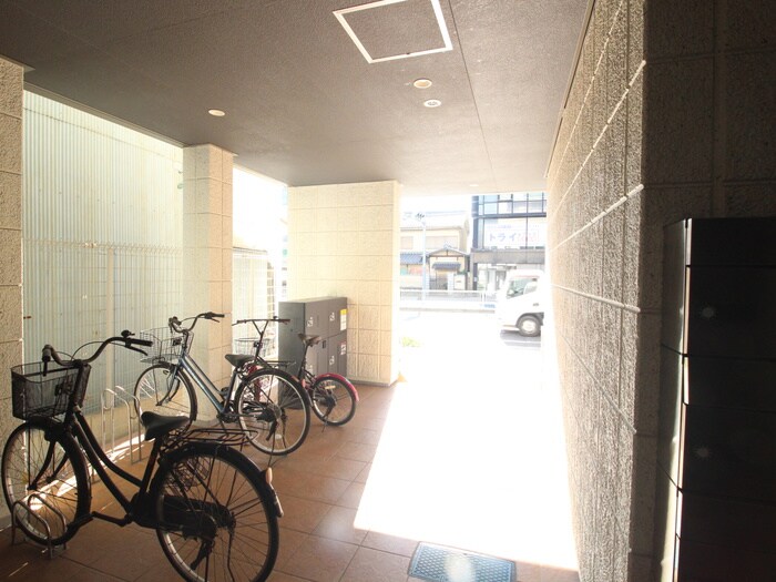 物件外観写真6　(エントランス部分)